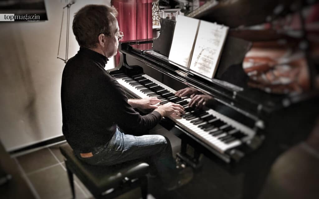 Friedrich Groebe an seinem Flügel