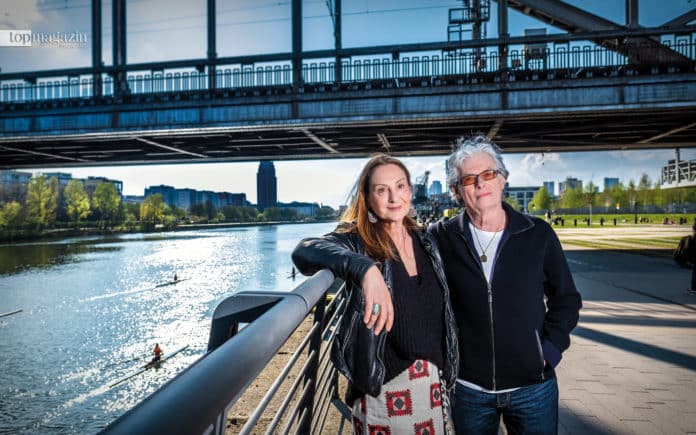 Das Komponistenpaar Angelica Fleer und Richard Schönherz vor romantischer Osthafen-Kulisse