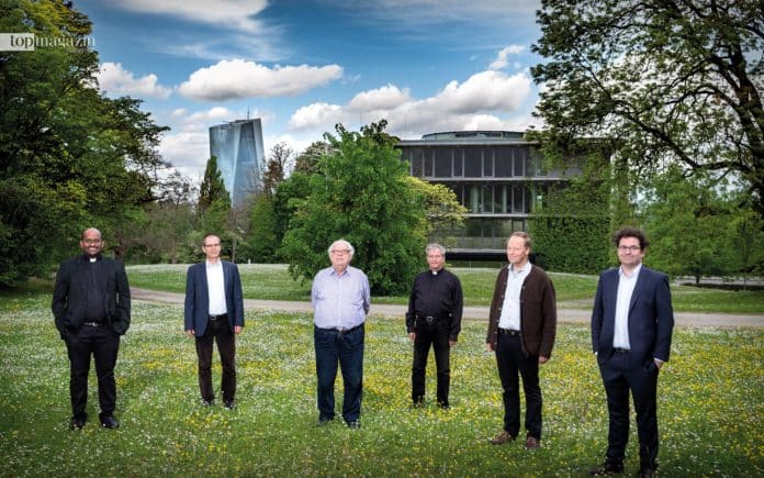 Die Patres Rayan Lobo, Tobias Specker, Klaus Schatz, Dieter Böhler, Ansgar Wucherpfennig und Rektor Prof. Thomas Meckel vor dem Hörsaal- und Institutsgebäude im Park von Sankt Georgen