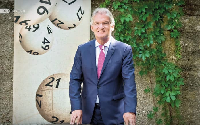 Dr. jur. Heinz-Georg Sundermann an den Bienenkästen, die auf dem Gelände von Lotto Hessen aufgestellt wurden