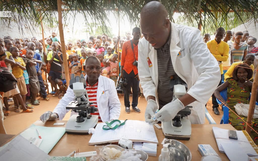 Helferteams gehen in die Dörfer, untersuchen die Bewohner
