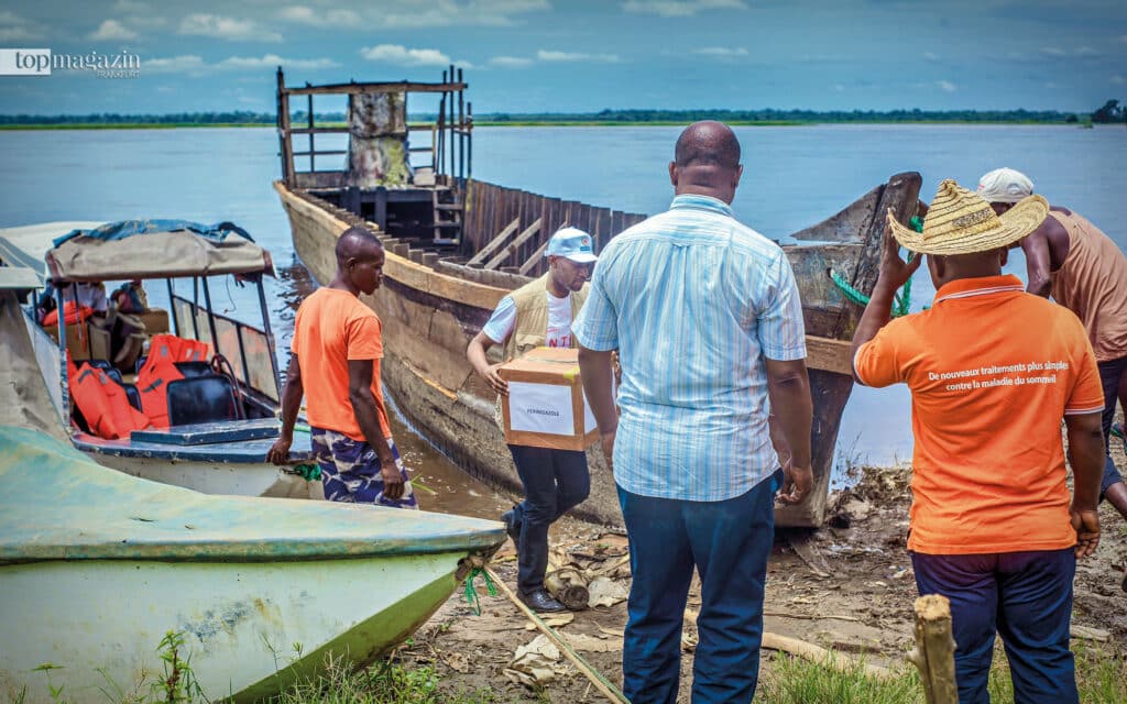 Mit einfachen Booten wird Hänels Medikament in die entlegendsten Dörfer im Kongo gebracht