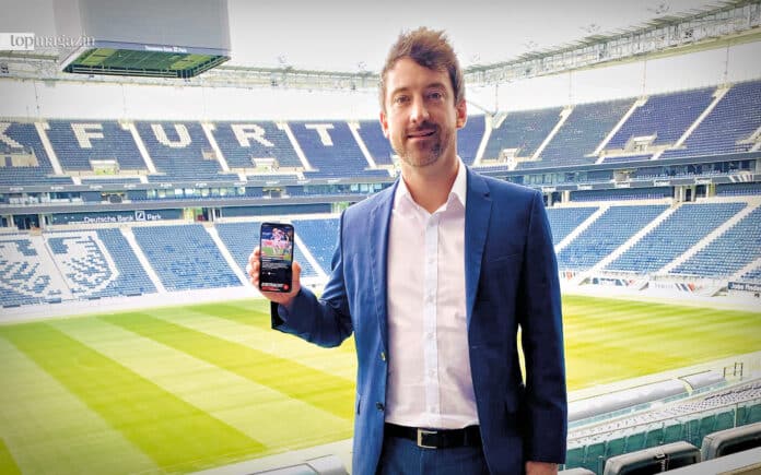 Timm Jäger im Stadion mit der „mainaqila“-App