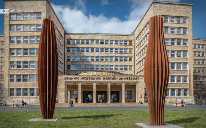 18 monumentale Skulpturen aus Cortenstahl sind noch bis April 2022 auf dem Campusgelände im Westend zu sehen