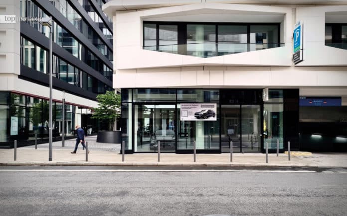 Der minimalistische Showroom in der City