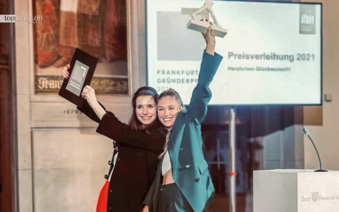 Maria Möller und Laura Mohn von Talking Hands Flipbooks freuen sich über den ersten Platz beim Frankfurter Gründerpreis