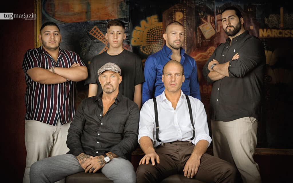 Die Männer der Pik-Familie- Fritz, Thorsten jr., Max Coga, Micky (stehend, v. l.) und die Brüder Oliver und Thorsten Gauß