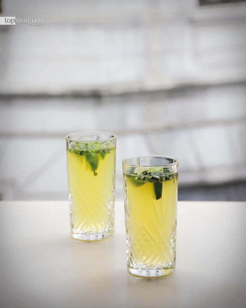 Pisco auf Eis mit Limettensaft und Basilikum