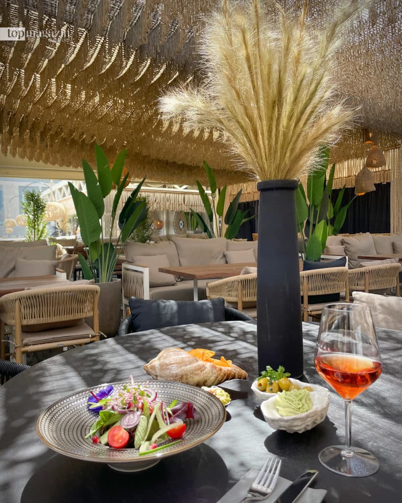Im Gaia Frankfurt kommt Urlaubsfeeling auf: Griechischer Salat, hausgemachte Kräuterbutter, griechische Oliven und Guacamole, bei einem eisgekühltem Glas Miraval Rosé auf dem Parkhaus Rooftop in der Innenstadt