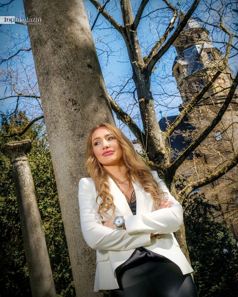 Cristina Pasaroiu im Garten vor der Villa Liebieg