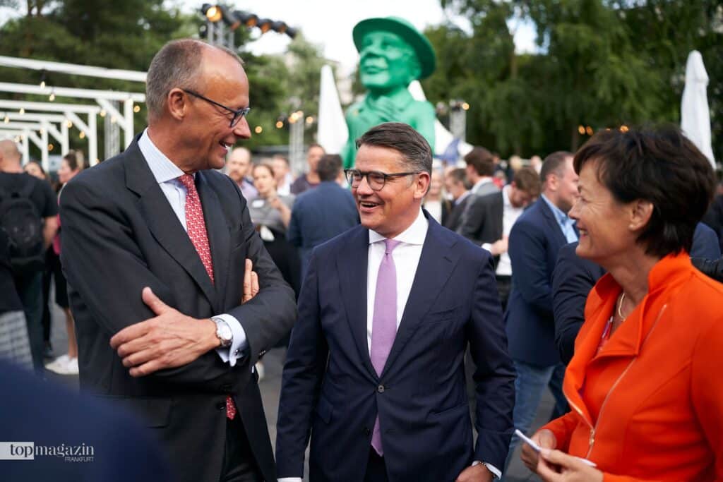 CDU-Chef Friedrich Merz mit Ministerpräsident Boris Rhein und Staatsministerin Lucia Puttrich (Foto: Hennig Schlacht) CDU-Chef Friedrich Merz mit Ministerpräsident Boris Rhein und Staatsministerin Lucia Puttrich (Foto: Hennig Schlacht)