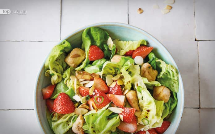 Sommerlicher Salat mit frischen Erdbeeren