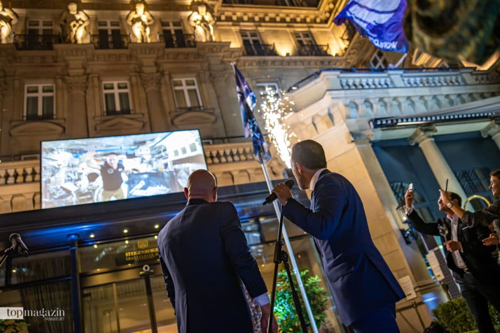 ESA-Astronaut Matthias Maurer bei der Schalte in den Steigenberger Frankfurter Hof – wo die Original Flagge von der Internationalen Raumstation (ISS) gehisst wurde ESA-Astronaut Matthias Maurer bei der Schalte in den Steigenberger Frankfurter Hof – wo die Original Flagge von der Internationalen Raumstation (ISS) gehisst wurde
