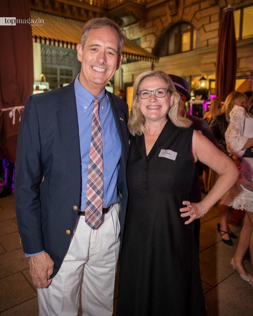US-Generalkonsul Norman Thatcher Scharpf mit Gattin Donna Scharpf kamen direkt vom Flughafen zur Top Lounge