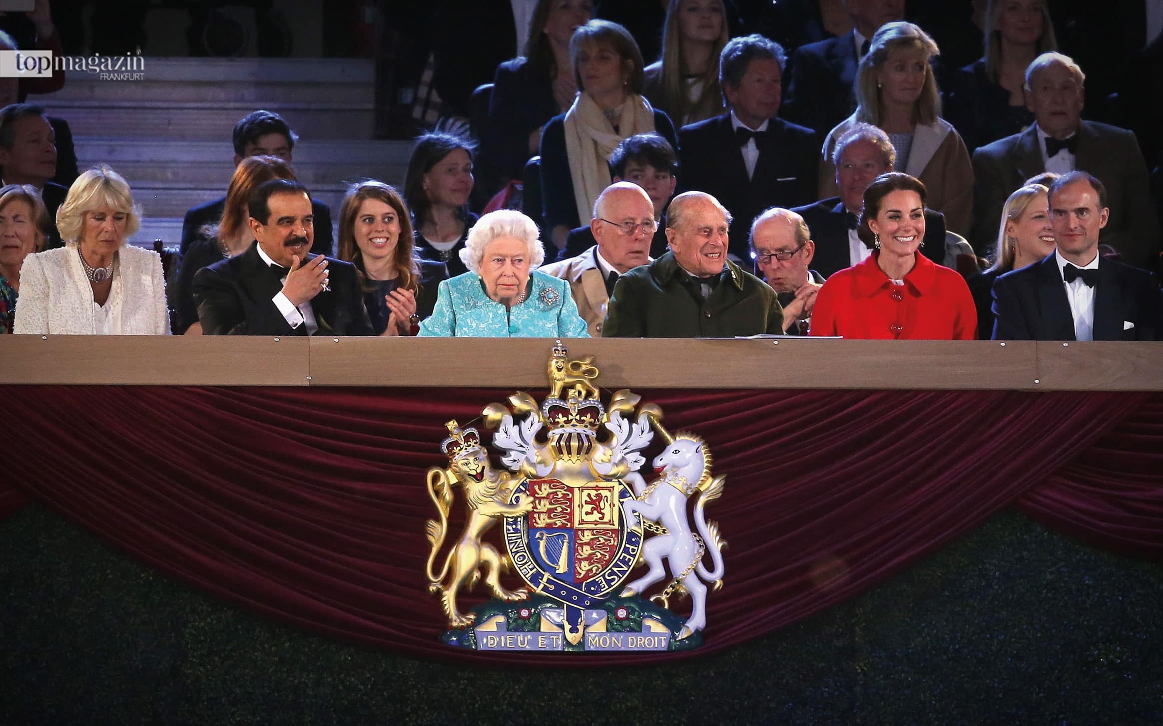 Camilla Herzogin von Cornwall, der König von Bahrain, Prinzessin Beatrice, Queen Elizabeth und Prinz Philip, Catherine Herzogin von Cambridge und Prinz Donatus bei dem 90. Geburtstag der Queen (Foto actionpress)