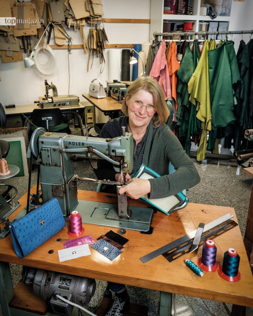 Feintäschnermeisterin Karla Marquardt in ihrem Atelier