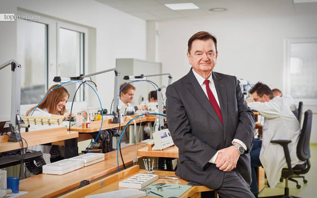 Lothar Schmidt, Inhaber von Sinn Spezialuhren, in der Werkstatt in Sossenheim