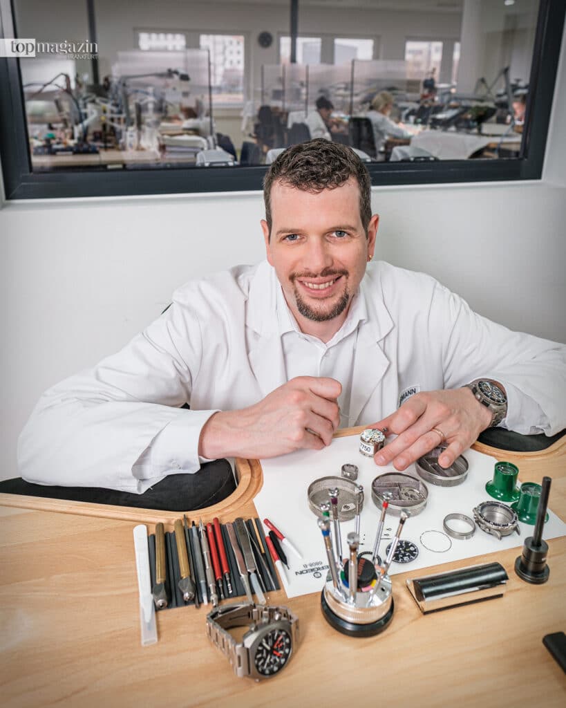 Goldenes Handwerk: Uhrmachermeister Sebastian Herrmann bei der Revision eines Uhrwerks Goldenes Handwerk: Uhrmachermeister Sebastian Herrmann bei der Revision eines Uhrwerks