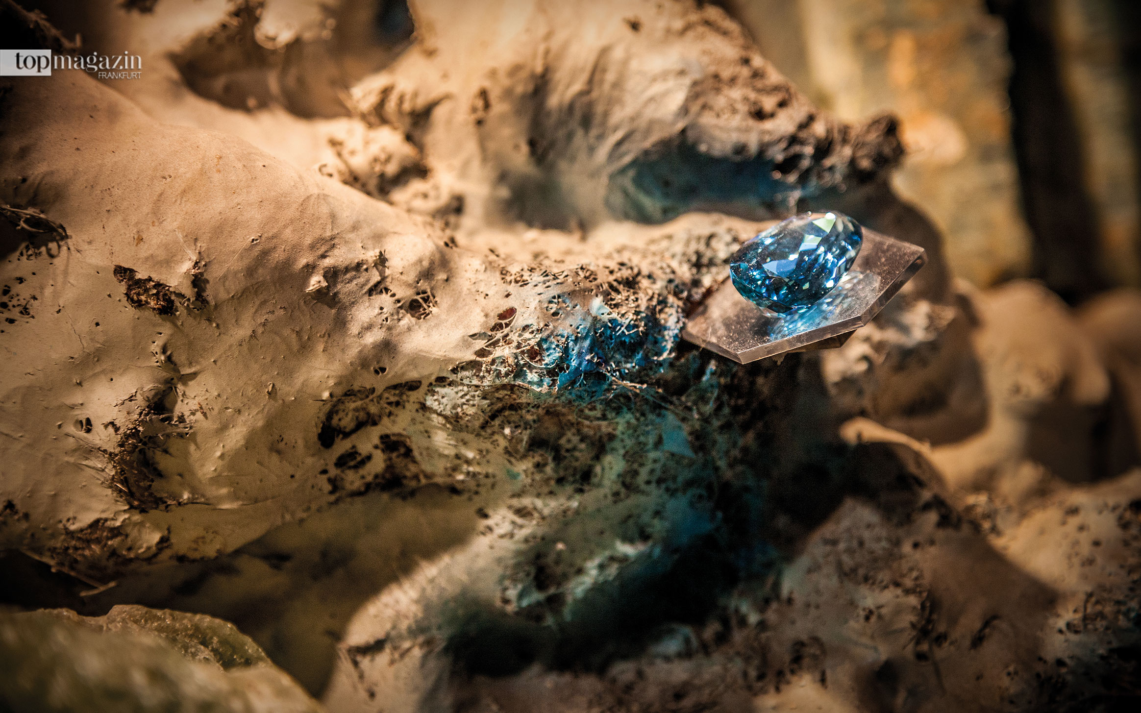 Aquamarine in zahlreichen Farbvariationen liegen in den Vitrinen beim brasilianischen Edelstein- und Schmuckimperium H. Stern