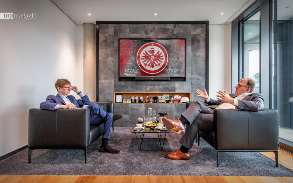 Axel Hellmann im Gespräch mit Top Magazin-Autor Peter Lückemeier in seinem Büro im Profi-Camp Axel Hellmann im Gespräch mit Top Magazin-Autor Peter Lückemeier in seinem Büro im Profi-Camp