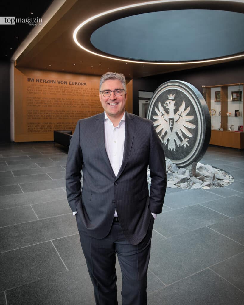 Axel Hellmann strahlt im Foyer des neuen Profi-Camps der Eintracht Axel Hellmann strahlt im Foyer des neuen Profi-Camps der Eintracht