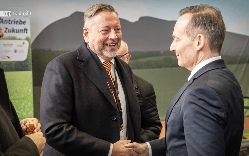 RMV-Chef Prof. Knut Ringat und Bundesverkehrsminister Volker Wissing bringen den ersten Wasserstoff-Zug auf den Weg
