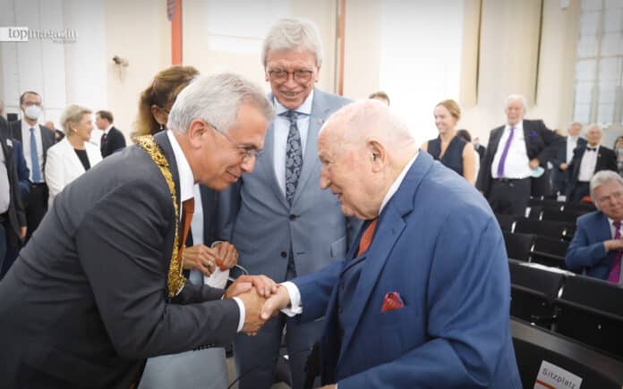 Volker Bouffier und Peter Feldmann gratulieren Ernst Gerhardt zum 100.