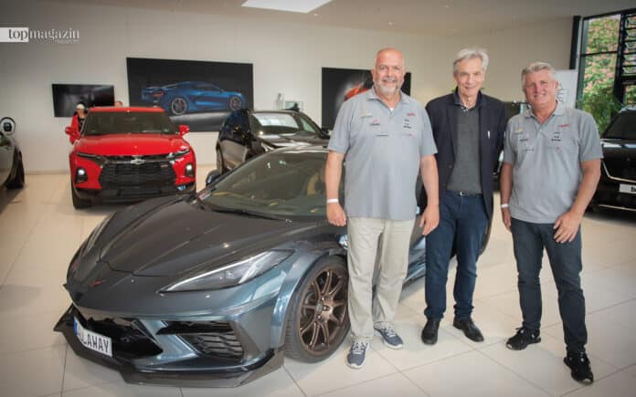 US-Autoexperte Michael Flory mit Brass-Inhaber Ulrich Brass und Serviceleiter Marcus Schwarz