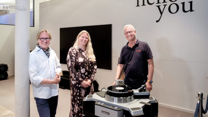 Ernst Schmid (Hifi-Profis), Sophie Herschtel-Keldsen (B&O) und Thorens-Inhaber Gunter Kürten mit dem neuen Flaggschiff-Plattenspieler Thorens New Reference für 220.00 Euro