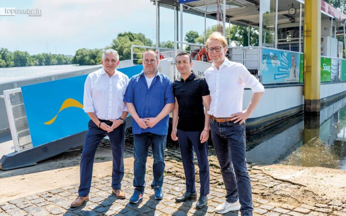 Mike Schuler (Süwag), Fährmann Sven Junghans, OB Mike Josef und Mobilitätsdezernent Wolfgang Siefert