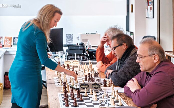 Allein gegen alle: Elisabeth Pähtz beim Simultanschachturnier im Buchladen „Genusskomplizen“ an der Kleinmarkthalle