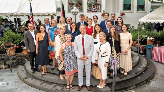 Gastgeber US-Generalkonsul Norman Thatcher-Scharpf und „First Lady“ Donna mit den anwesenden Gästen aus dem Consular Corps