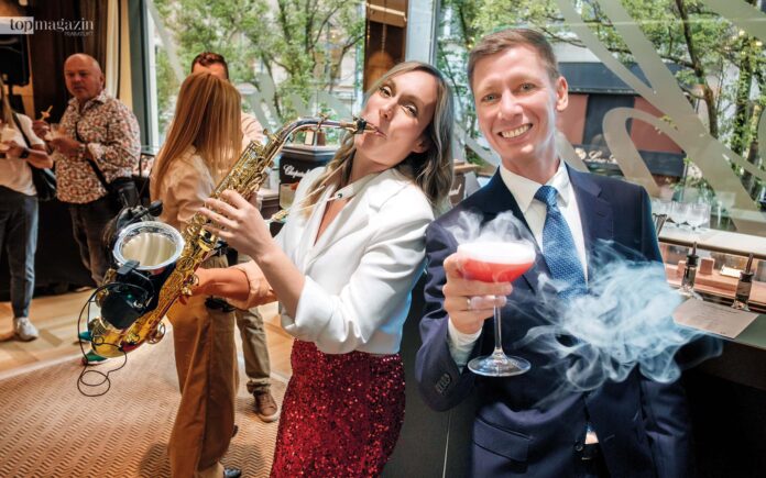 Saxophon-DJane Kathi Monta mit Chopard-Boutique-Manager Maik Stehr