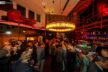 Ausgelassene Stimmung und gute Gespraeche an der Bar im Vaivai