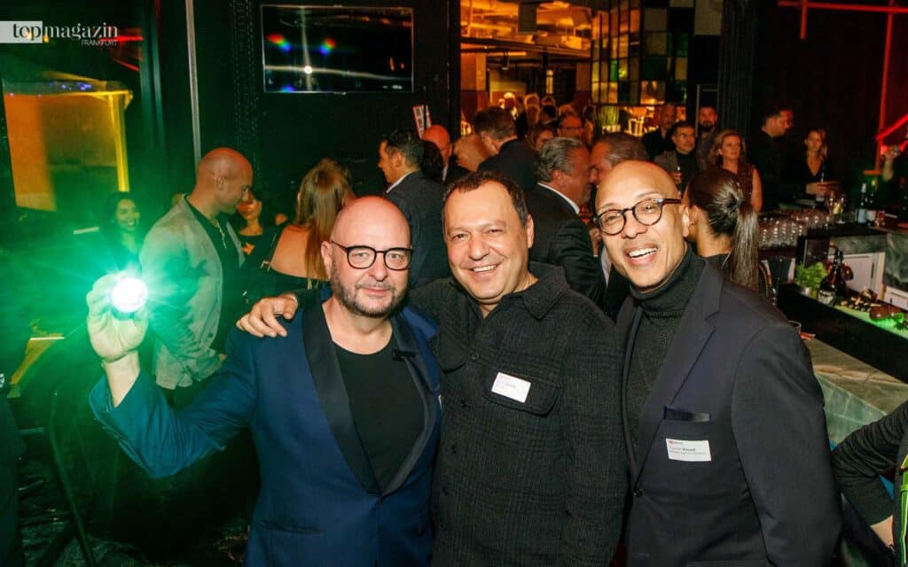 Bernd Breiter zauberte eine Discokugel hervor, Goran Petreski (Vaivai) und Tyrown Vincent (Porsche Zentrum Frankfurt) freut´s