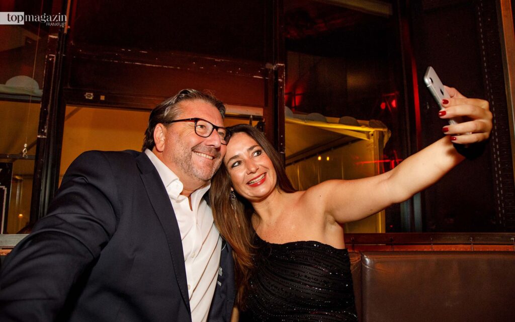 Bitte lächeln – Thomas Weber (Deutsche Beteiligungs AG) und Sabrina Surmann (Praxis Dr. Baron) beim Selfie