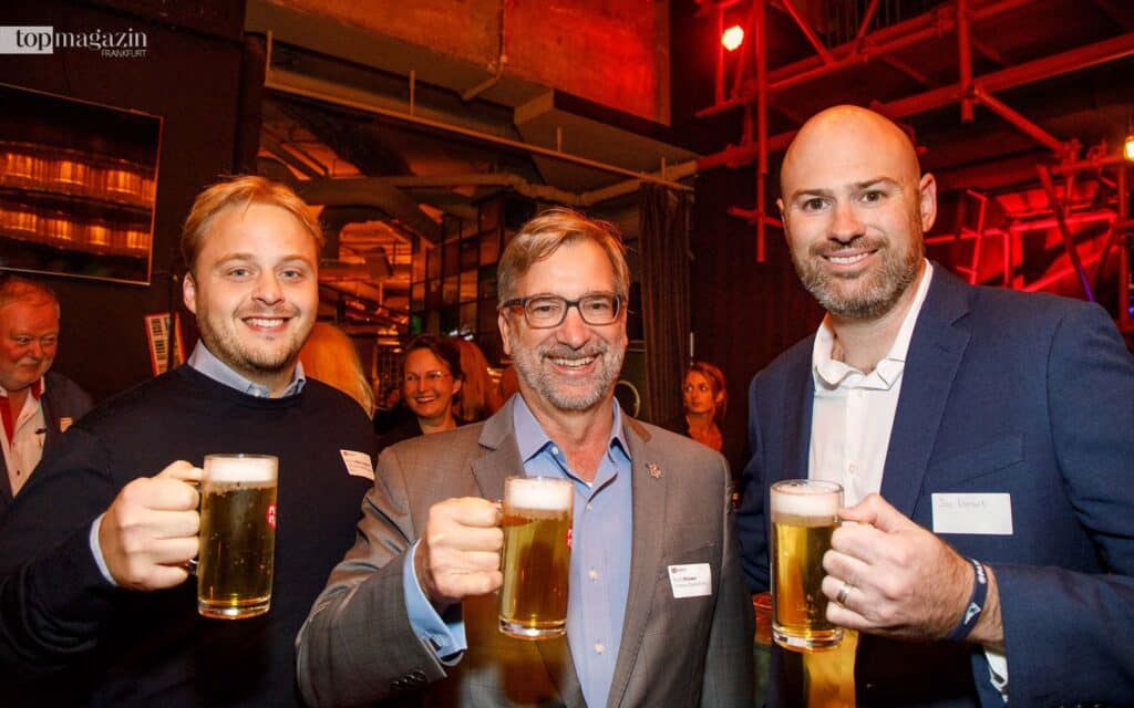 Cheers to NFL Frankfurt Games - Rocco Hale-Leighton (NFL) mit David Knower (Cerberus Deutschland) und Joe Dorant (New England Patriots)