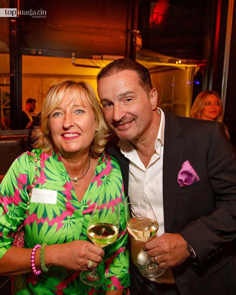 Das Ehepaar Corinna und Andreas Doering (Kalkan Jaguar Land Rover) stößt auf den Abend an