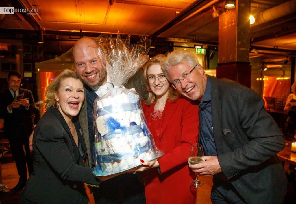 Eleonore Schmidt (Top Magazin) überrascht Carl Philip Graf zu Solms Wildenfels und seine Naomi mit einer Windeltorte zur Geburt des ersten Sohnes, (r.)Patenonkel Ocki