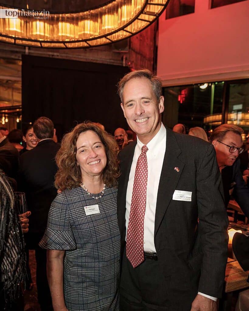 Filmmuseums-Direktorin Ellen Harrington (DFF) mit US-Generalkonsul Norman Thatcher Scharpf