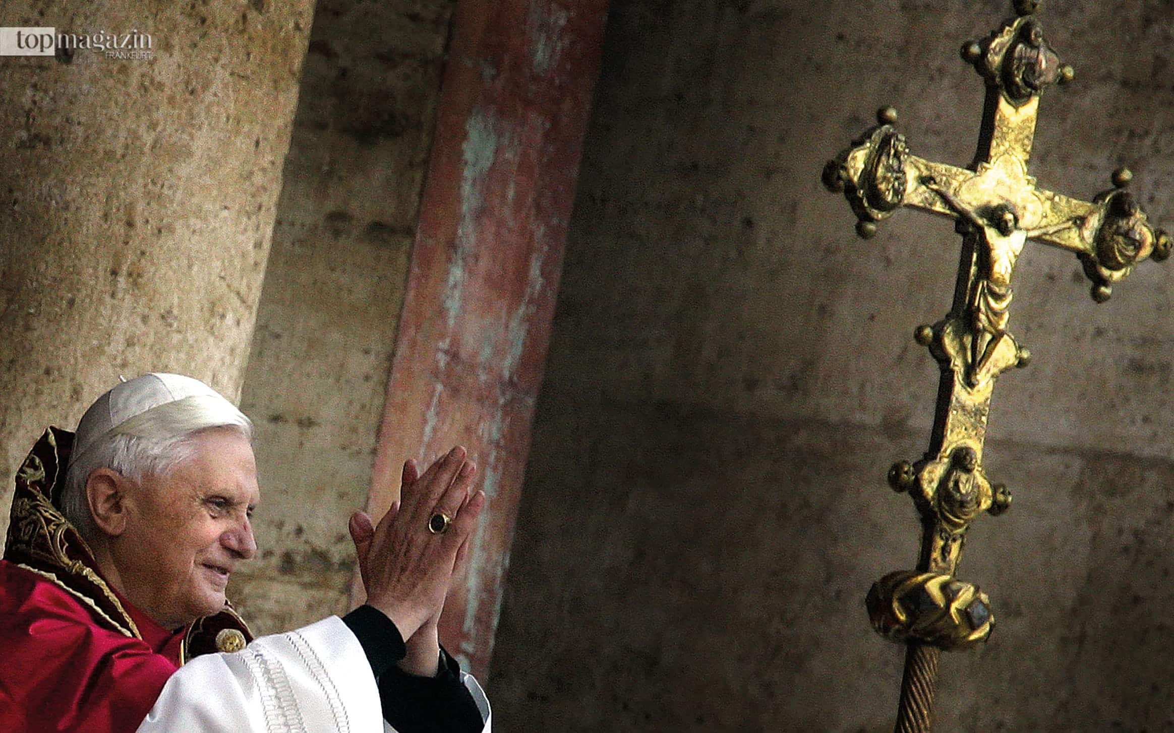 Frisch gewählt: Papst Benedikt gleich nach dem Ende des Konklaves auf dem Balkon, aufgenommen mit dem 1000-mm-Objektiv. Dieses Foto schaffte es auf viele Zeitungstitel.