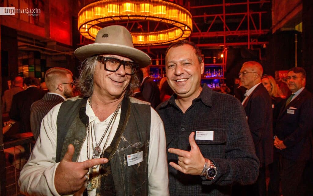 Investor Ardi Goldman mit Cowboyhut und Vaivai-Chef Goran Petreski vor der neu gestalteten Bar