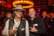 Investor Ardi Goldman mit Cowboyhut und Vaivai Chef Goran Petreski vor der neu gestalteten Bar