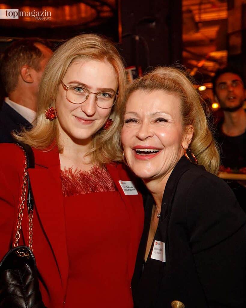 Naomi Gräfin zu Solms-Wildenfels mit Eleonore Schmidt (Top Magazin)