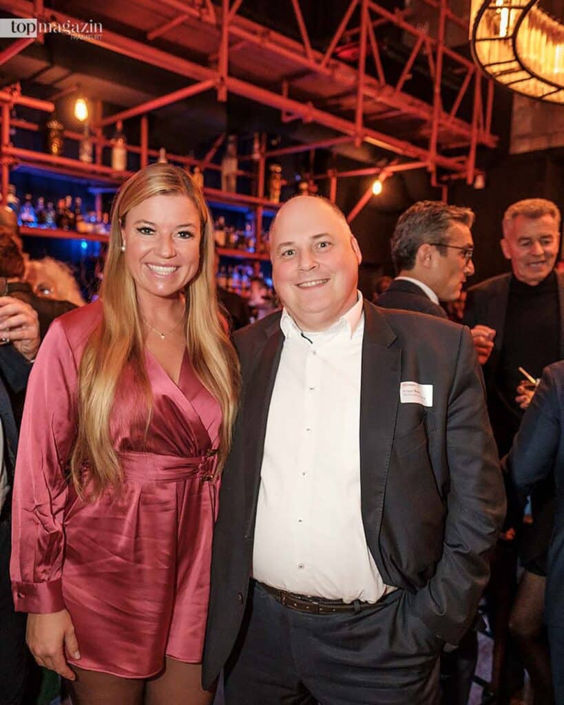 Wirtschaftsförderungs-Chef Ansgar Roese strahlt mit Marketingleiterin Sandra Müller