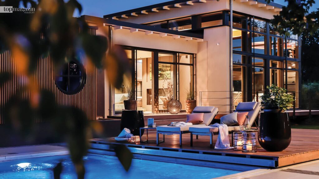 Der Aussenpool am Abend im Zeller Garden Spa