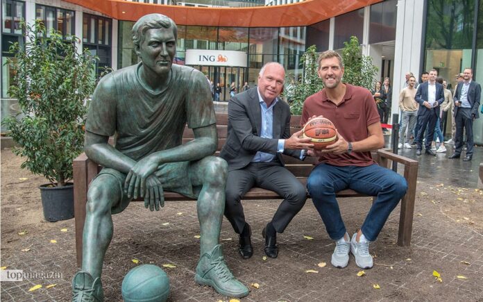 ING-CEO Nick Jue und Dirk Nowitzki im Schatten des imposanten Bronze-Dirkules (Foto: Bernd Kammerer)