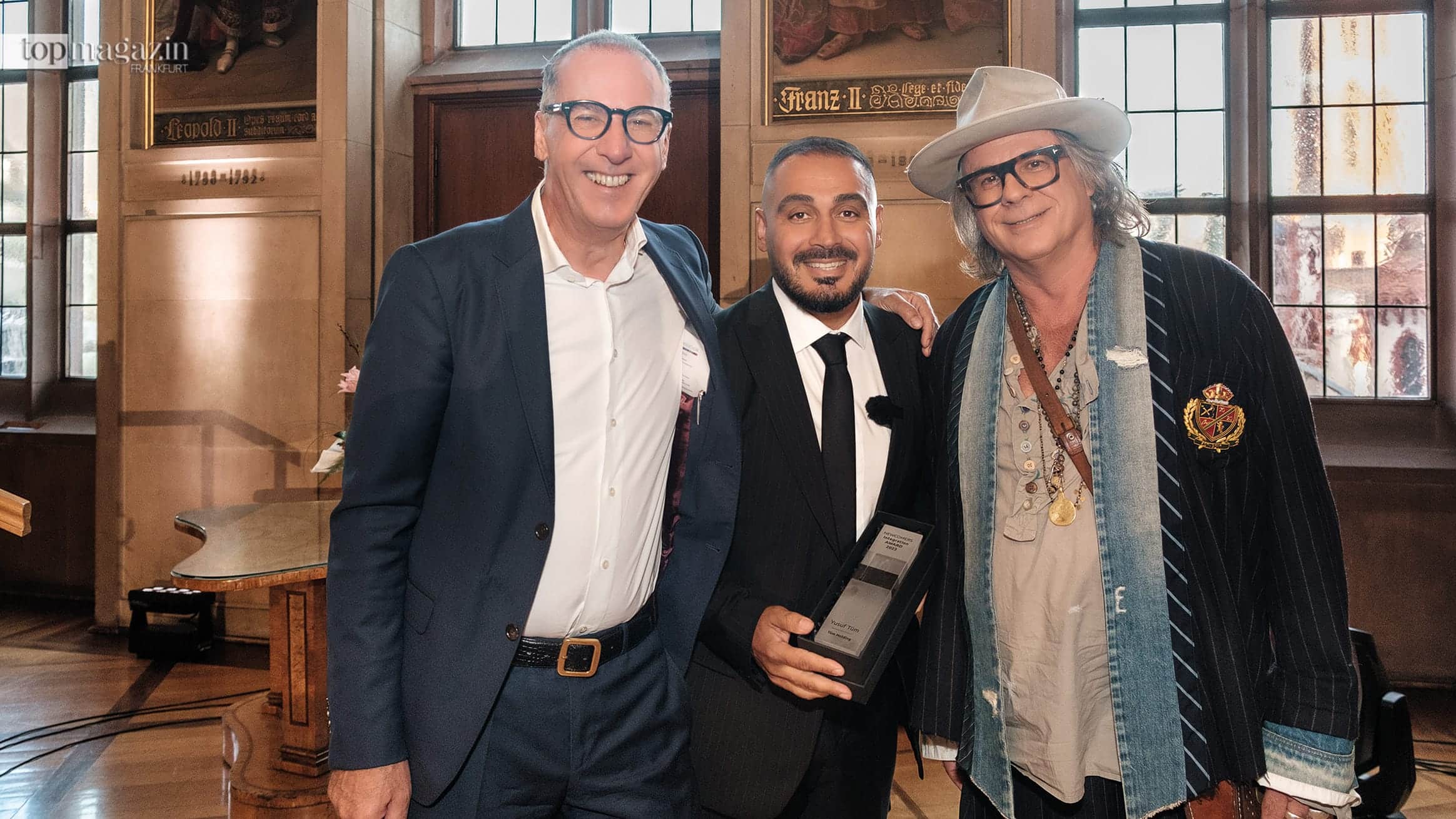 Laudator Michele Sciurba mit Integration-Award-Gewinner Yusuf Tüm und seinem guten Freund Ardi Goldman