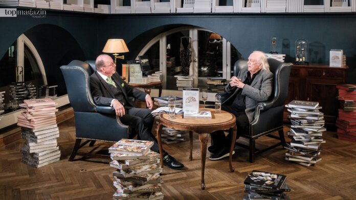 Literaturkenner und Gourmet Dennis Scheck macht es sich mit Gastrokritiker Jürgen Dollase im Buchsalon gemütlich