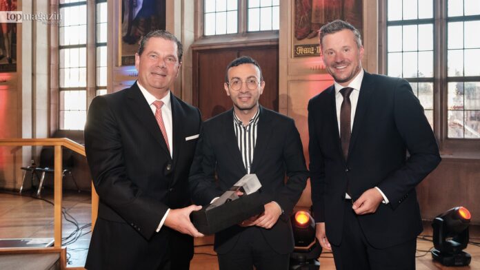 Oberbürgermeister Mike Josef und Dr. Stephan Söhngen (Relationing, r.) überreichten RoboMarkets Geschäftsführer Vanyo Walter (l.) den „Innovation Award“